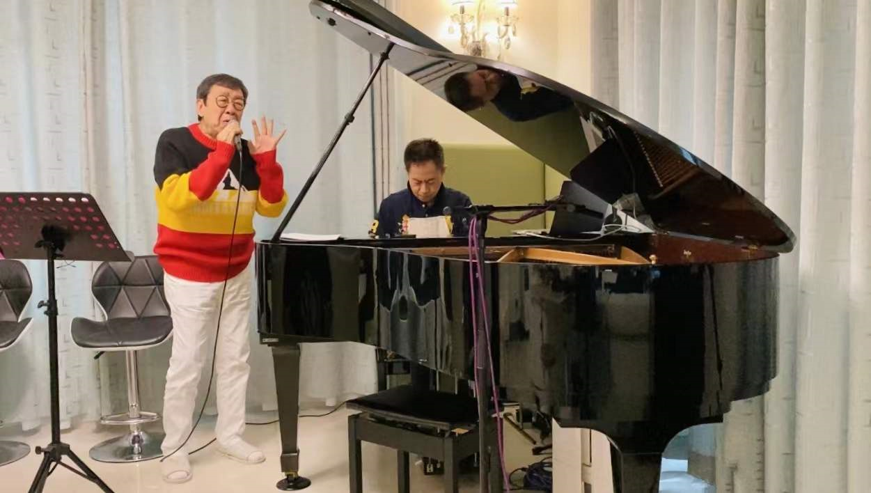 镜双城|老戏骨庆90岁生！眉毛花白身体硬朗，自曝不想退休仍为演唱会排练