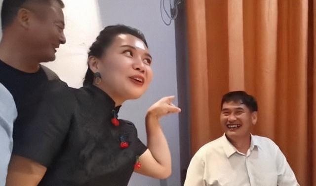 朱之文|大衣哥七夕约饭，袁庆穿旗袍精心打扮，扭腰摆臂让大衣哥直擦汗