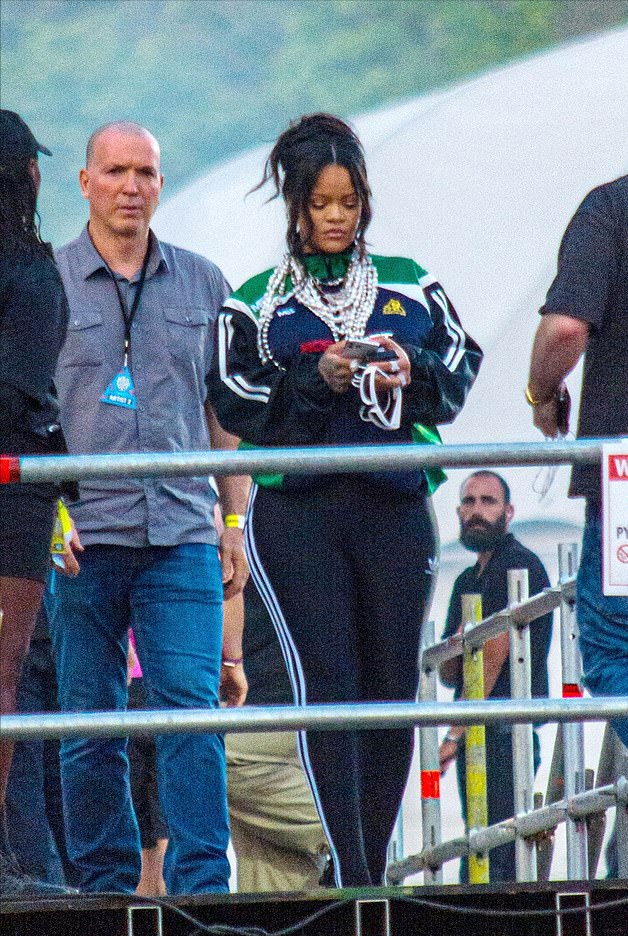 蕾哈娜|蕾哈娜和男友甜蜜牵手亮相！穿一身黑色好酷，生完孩子身材恢复了