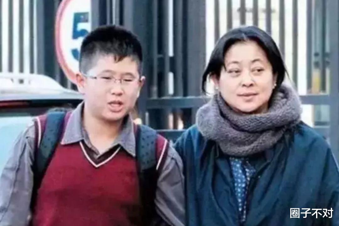 倪萍|倪萍：三婚两次失败，为救儿子给冯小刚下跪，46岁嫁导演终获幸福