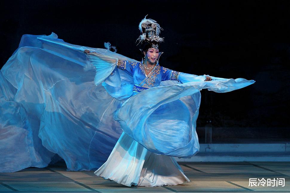 小姐姐|李玉刚：成名前身上全是刀疤，成名后梅葆玖怒斥他是个小丑