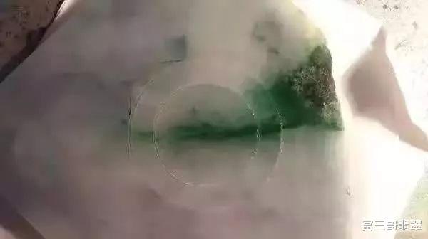 |美女10万翡翠原石,切出4只阳绿手镯,乐疯了!