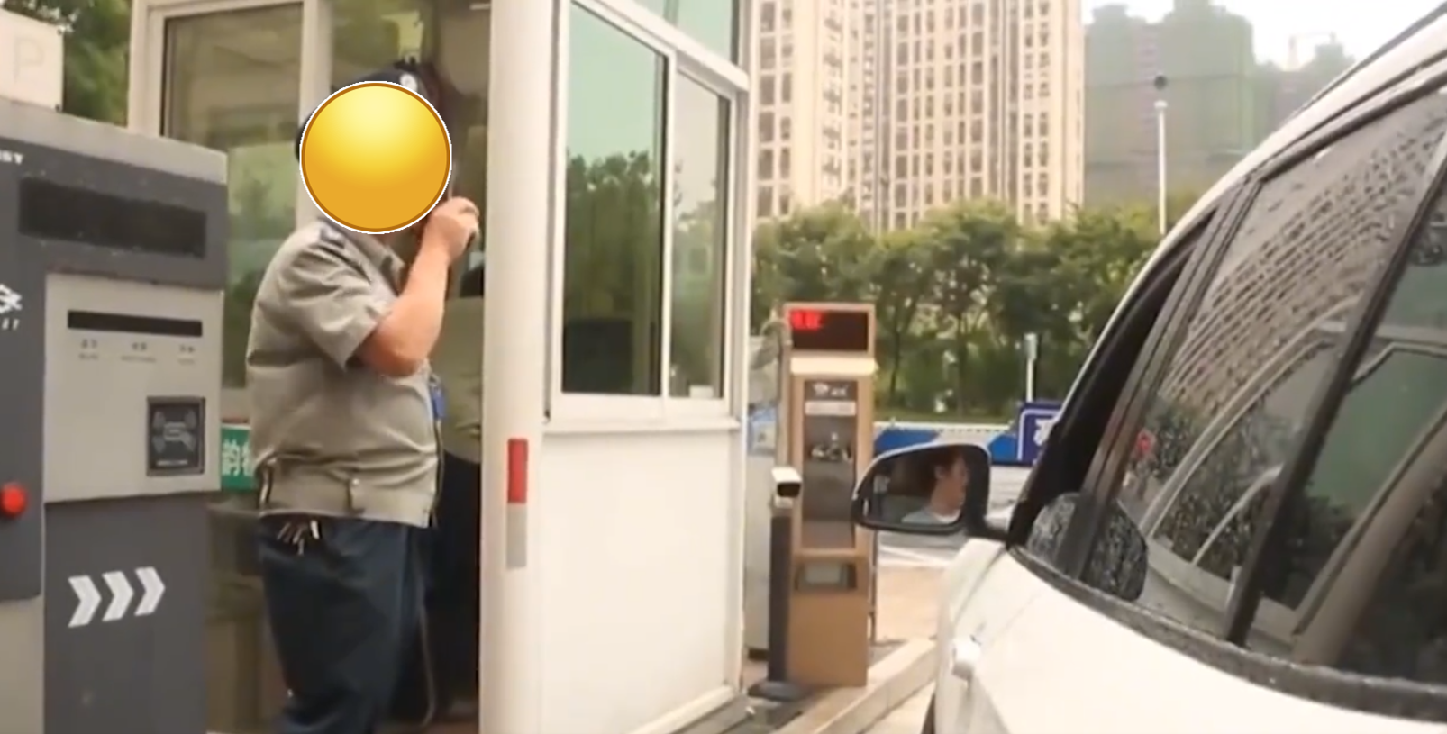 停车1分钟收费1000元?女司机气愤报警,不料被当场打脸