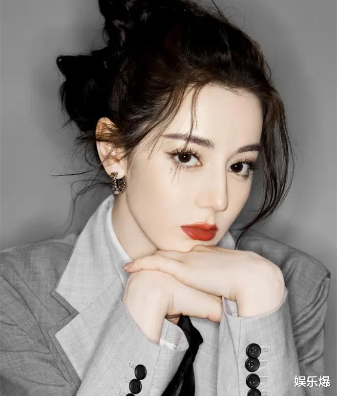 迪丽热巴|迪丽热巴《公诉精英》路透曝光，与佟大为同框吃面，素颜引关注