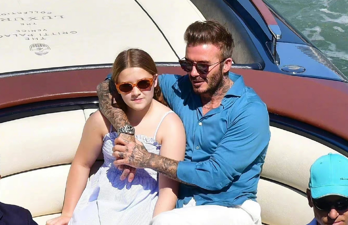 哈珀·贝克汉姆|贝克汉姆女儿身形太圆润！四肢粗壮白白胖胖，被帅气老爸亲吻一脸淡定