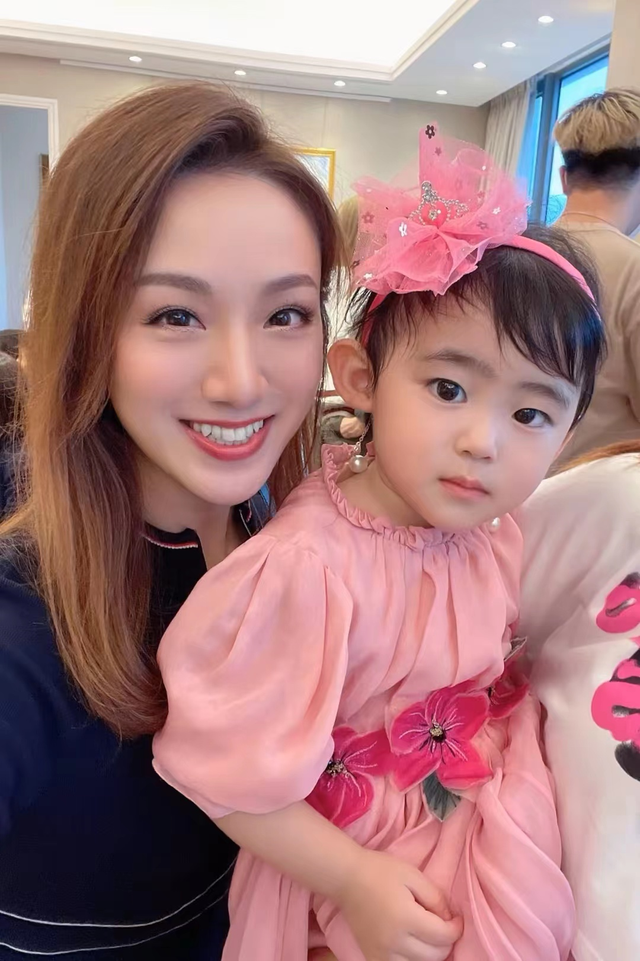 刘诗昆|83岁刘诗昆为2岁女儿办生日宴，宝宝超高颜值如公主