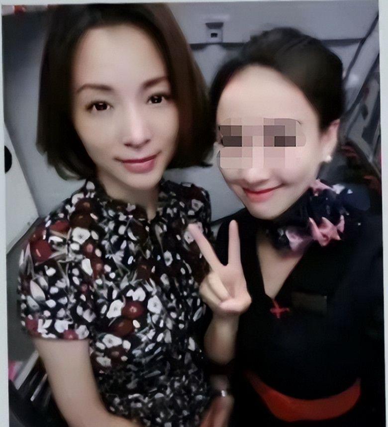 董卿|董卿素颜暴瘦尖下巴抢镜,空姐晒合影颜值碾压她,但气质不可比