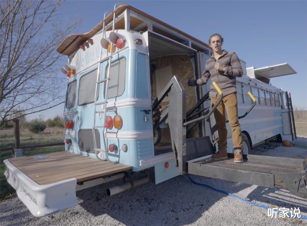 小夫妻在“螺蛳壳里做道场”:旧校车变24㎡蜗居,半平米都不浪费