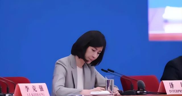 外交部“女神”升职记，有颜有才有能力，这才是学生们该追的星
