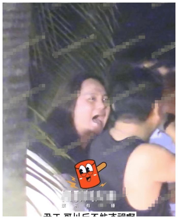 尹正|35岁尹正路边吃大排档，面容虚胖不修边幅，疑似醉酒满脸通红