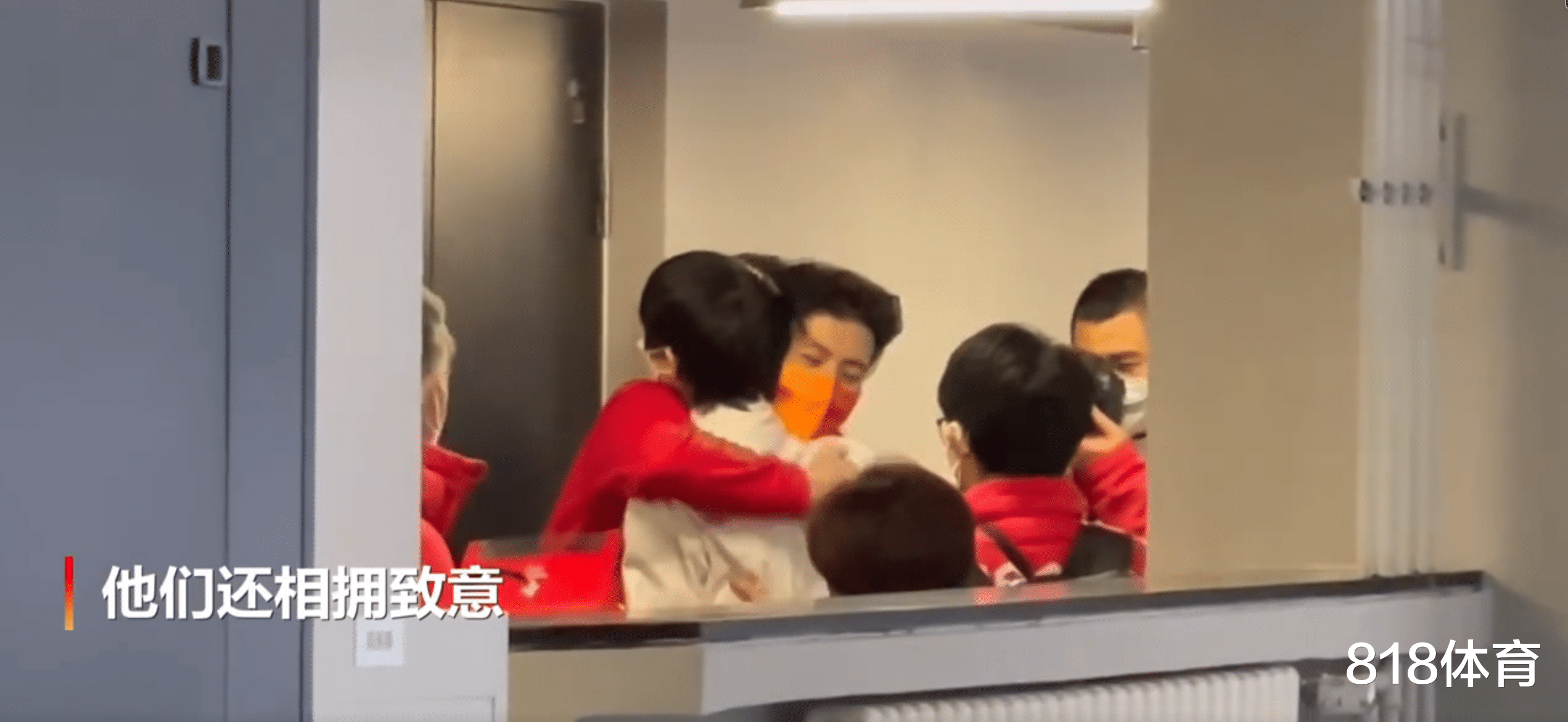 冰墩墩|神仙友谊! 羽生结弦喜获新春版冰墩墩, 冰舞组合王诗玥柳鑫宇送上门