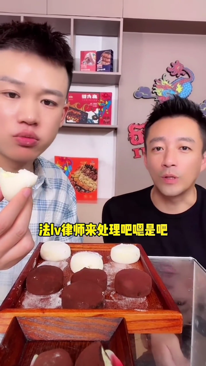 汪小菲|新欢？汪小菲带妈妈与美女现身聚餐，女子身材好颜值高不输张颖颖