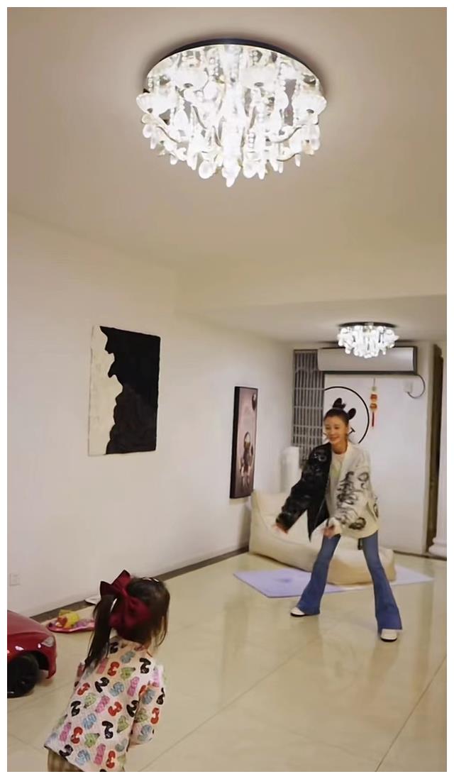 唐菀|曹云金前妻近况曝光！豪宅内健身带娃生活潇洒，身材姣好肤白貌美