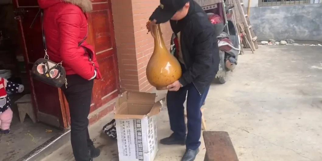 女子变卖祖传瓷瓶要20000块，收古董大叔看后12800块收下