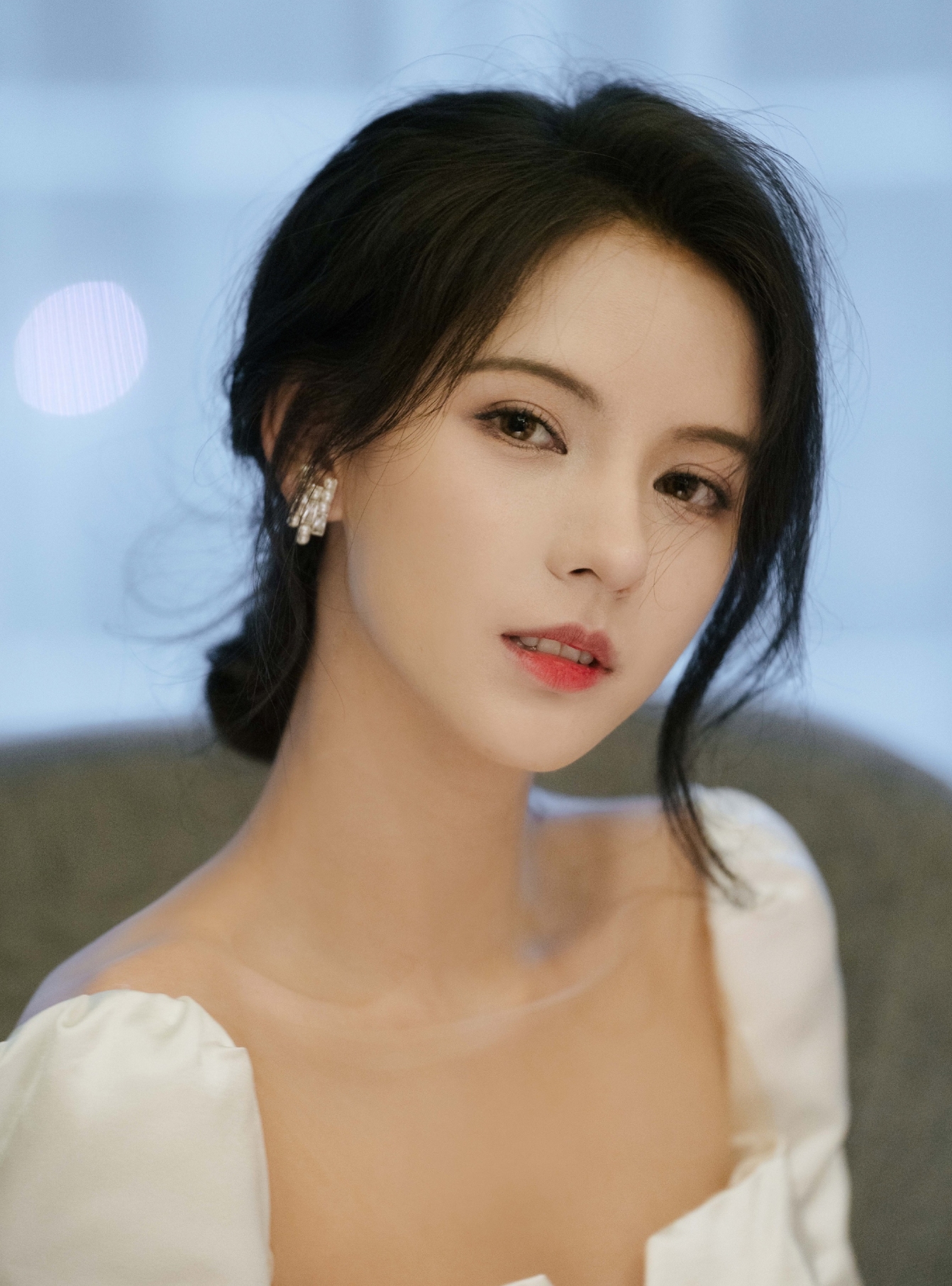 张予曦|王思聪前女友张予曦身穿低胸V型白裙，一嗔一笑亦销魂