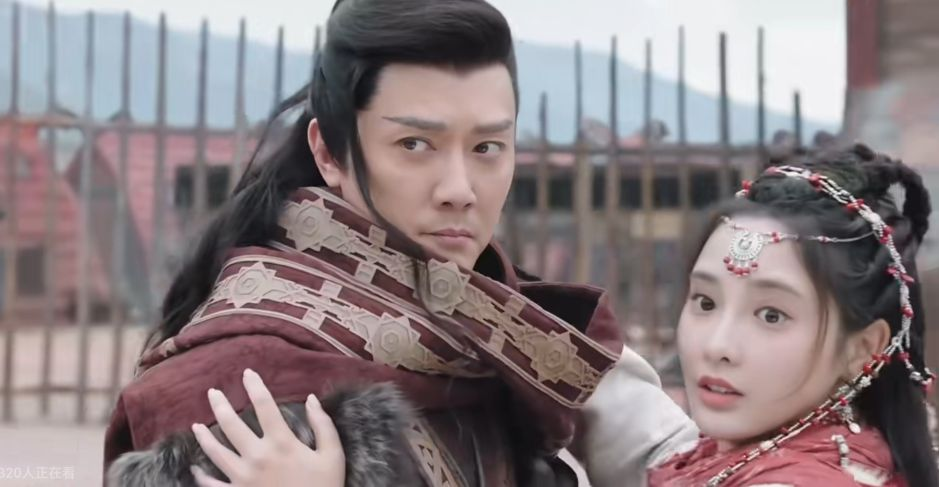 冯绍峰|《星河长明》冯绍峰像彭小苒的爹！被男二朱正廷颜值碾压？