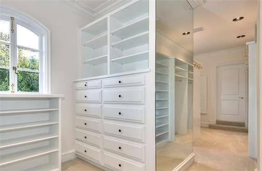 成龙的706㎡欧式别墅,室内装修宫廷范儿,金碧辉煌太气派