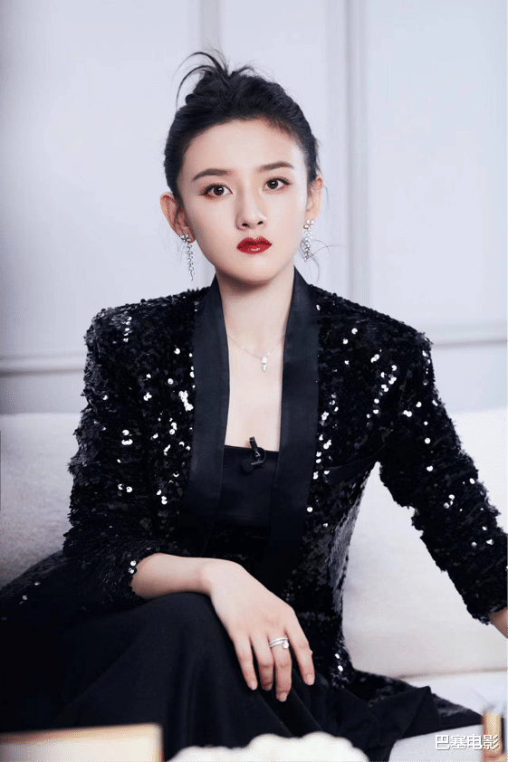 杨幂|娱乐圈女“西装大佬”，各有各美，这眼神和氛围，一个字，绝