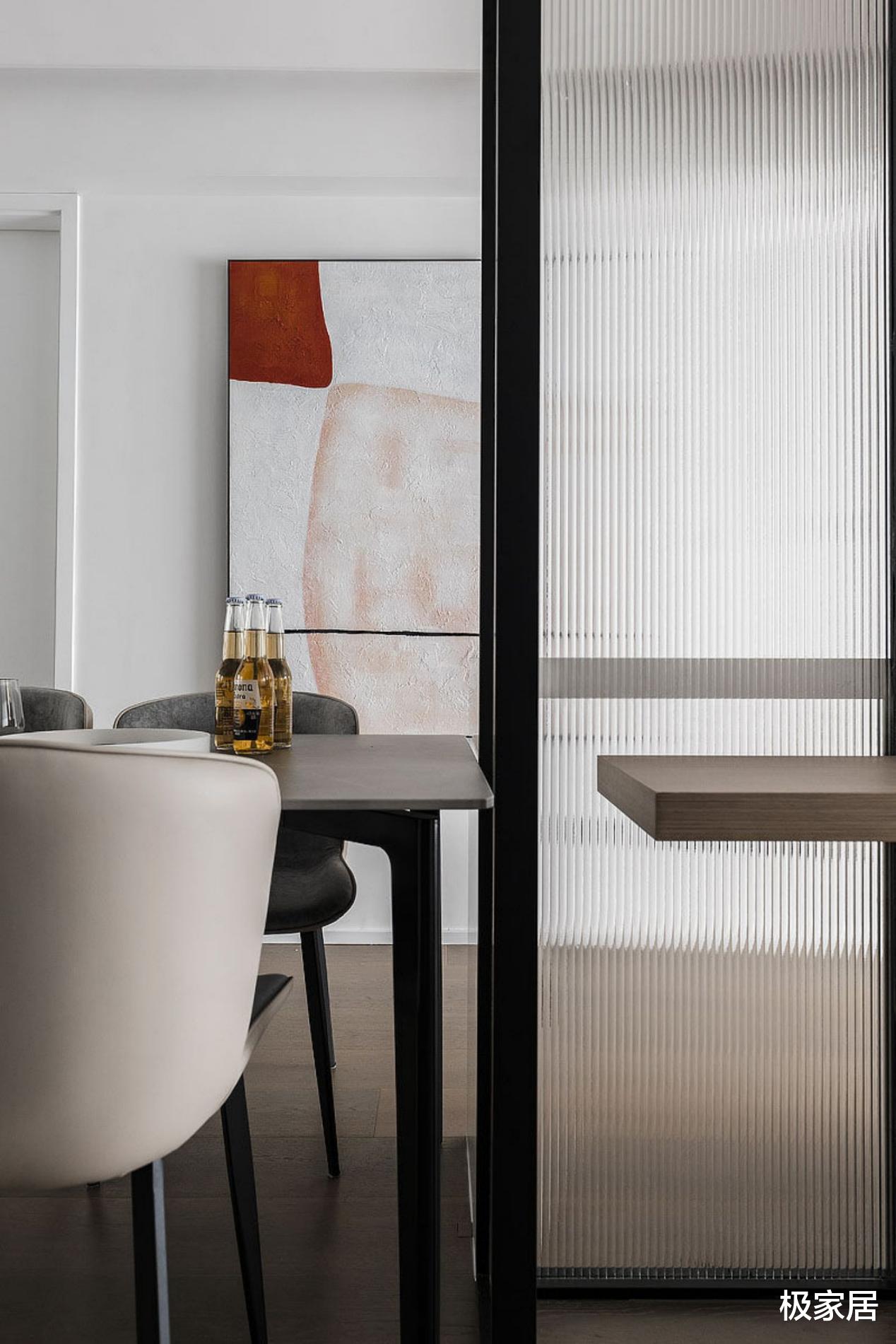 极简风也能被填满各种元素,打造手办的家,还有猫咪的爱巢