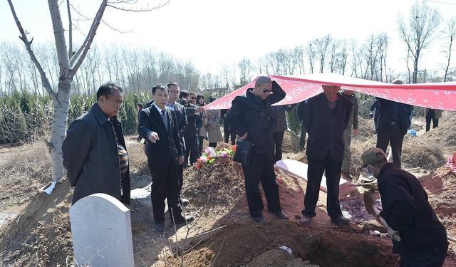 农村老人说“新坟三年不立碑”啥意思?立墓碑有什么讲究吗