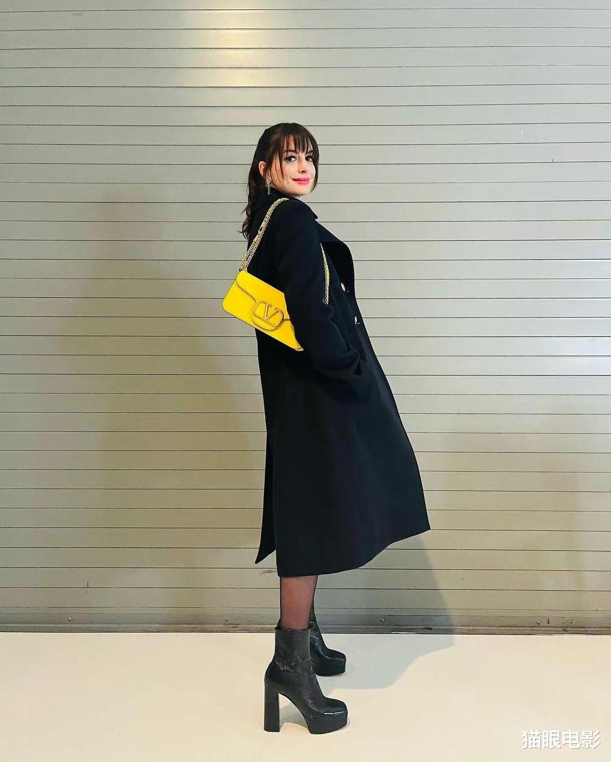 安妮·海瑟薇|39岁安妮海瑟薇黑丝配大衣,身材依旧傲人,网友:梦回普拉达女王