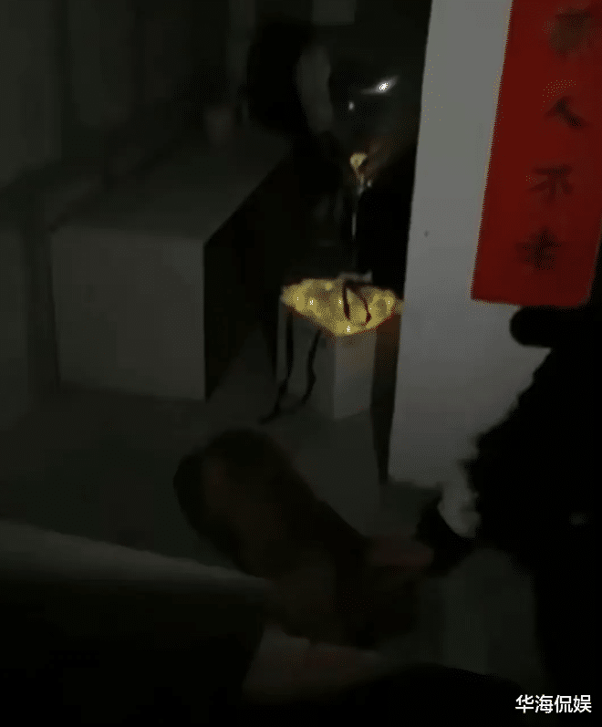 男子精心准备生日礼物放楼道,被保洁阿姨偷走分批藏匿,被窝里还翻出两个。