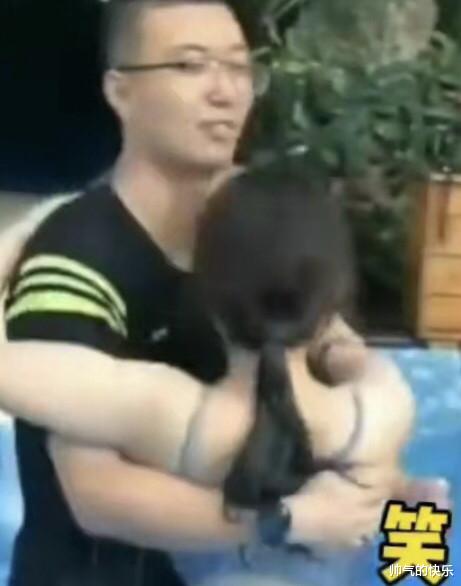 水滑梯安全员区别对待游客:是少女就一把抱住,是大妈就任她摔倒