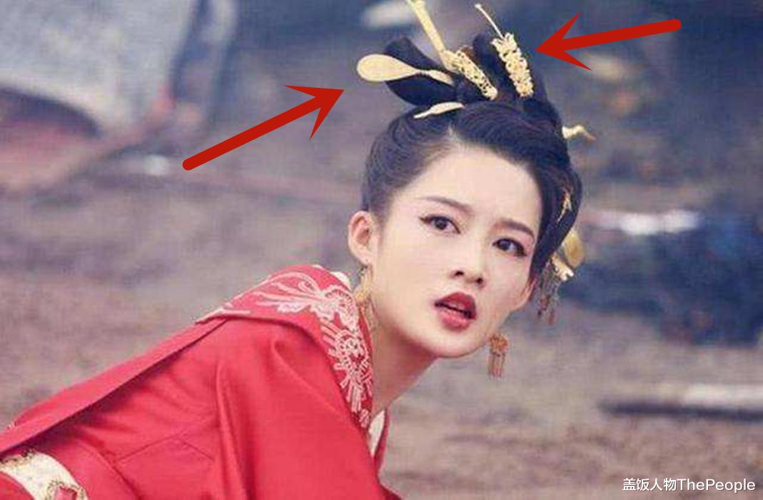 王艳|同是满头“筷子”，高圆圆经典，王艳难驾驭，李沁像头顶筷篓