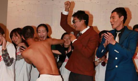 |代价半座重庆城？TF家族路演出大事，为何娱乐圈追星\惨剧\不断？