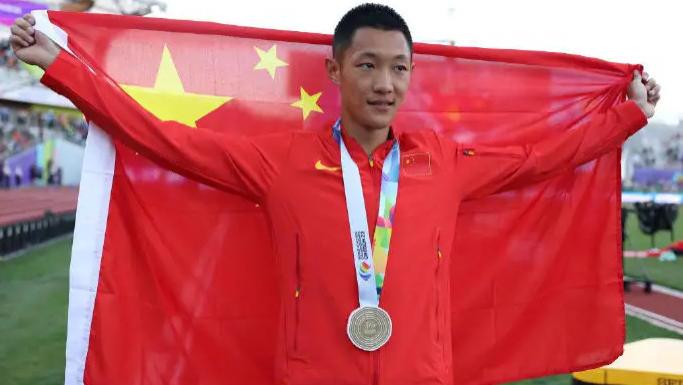 王嘉男|从第五到第一！中国飞人王嘉男最后一跳爆发逆转摘金，绝杀奥运冠军创历史