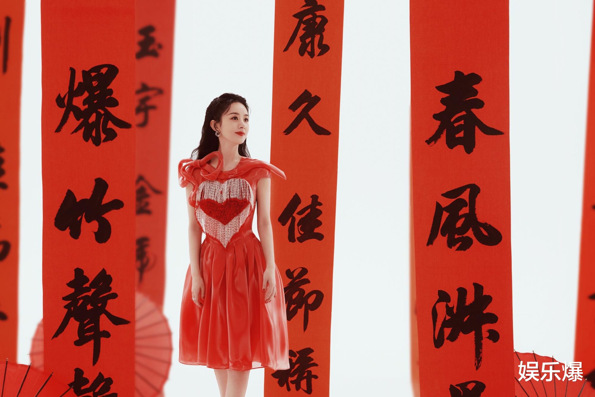 春晚|春晚明星造型盘点：赵丽颖国产高定登春晚，张小斐穿男装大衣出圈