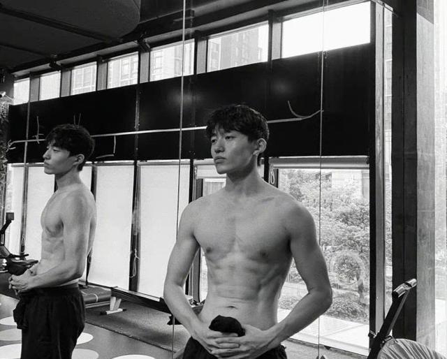 张雨绮|张雨绮晒自拍，称腿太长屏幕装不下，和小鲜肉恋爱后越来越少女了