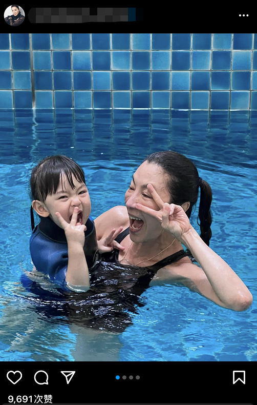 杨紫琼|59岁杨紫琼晒泳装照！怀抱孙女水中比耶嬉闹，浑身湿透皮肤超白