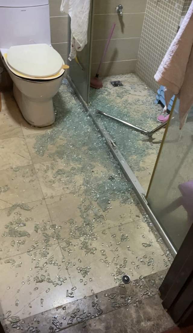 张兆艺|27岁知名童星浴室玻璃门突然炸裂!一岁女儿头破血流,老公伤势重