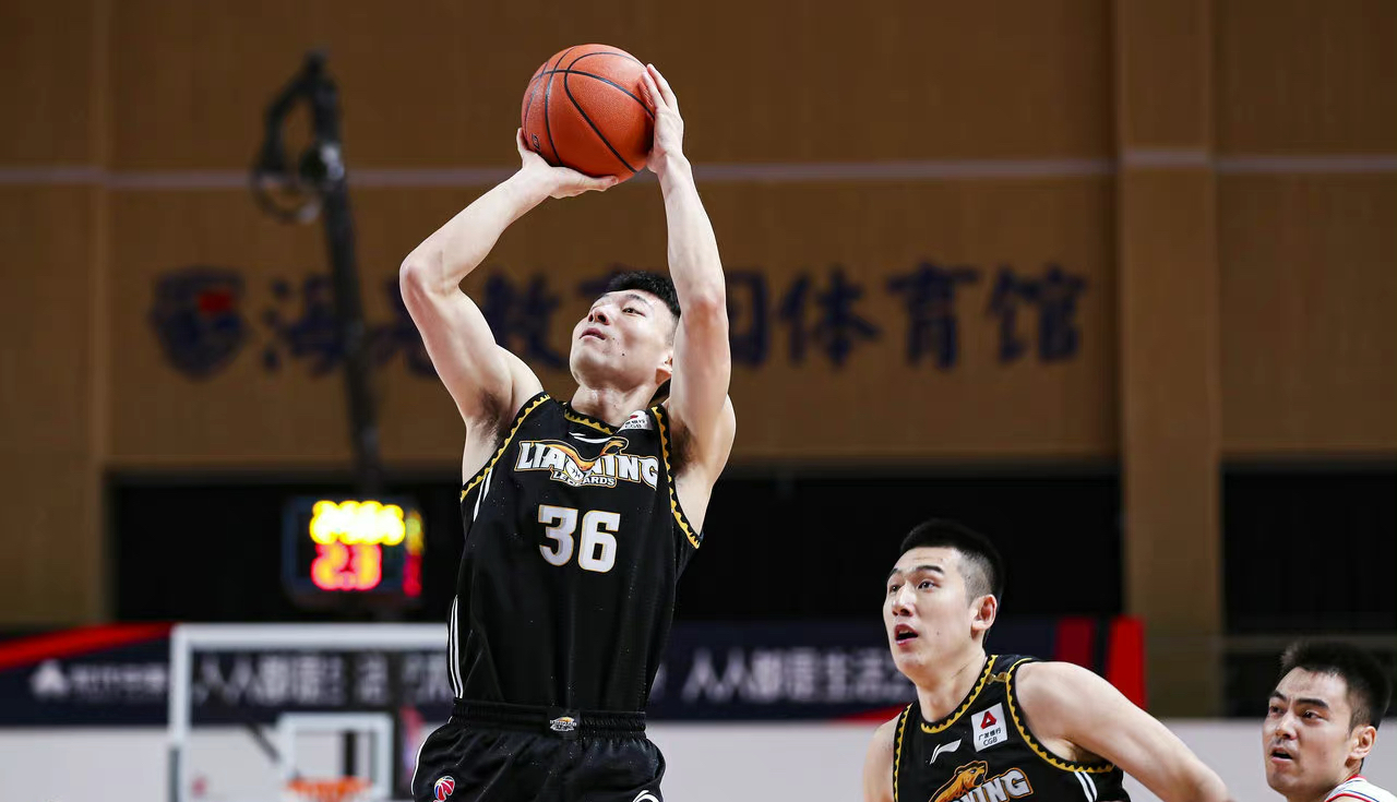 |再打一年，辽宁男篮5+5功臣留队，第三后卫被淘汰，杨鸣新压力来了