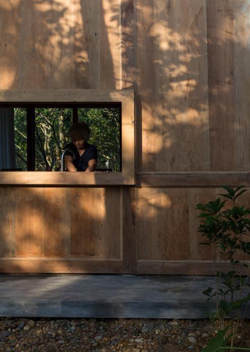 盖一层平房,四面通风,再在门口挖个莲花池,给父母养老正合心意