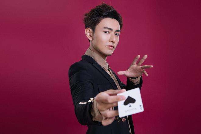 邓男子|虎年春晚邓男子:魔术表演惹争议,拯救落水儿童获支持