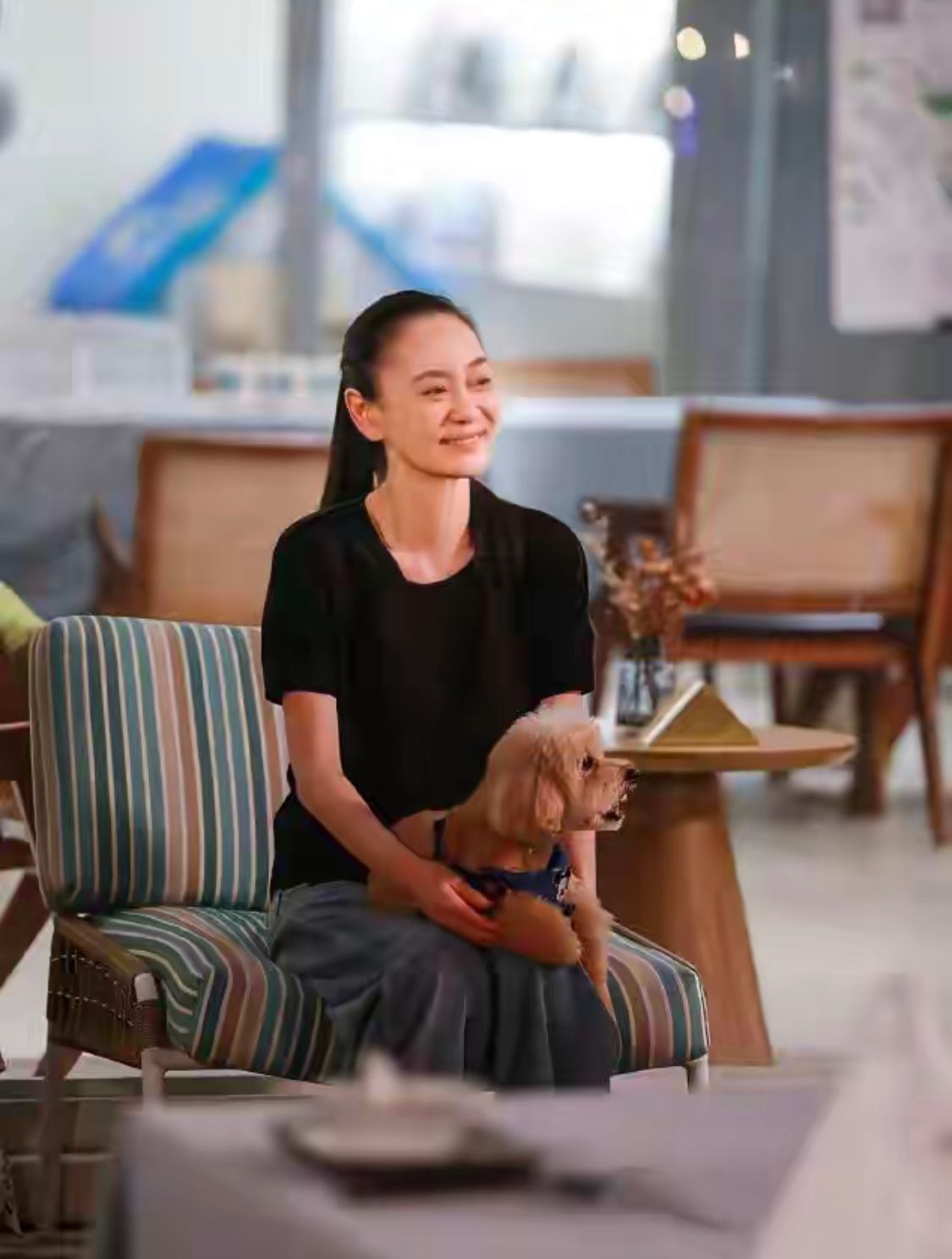 刘雪华才是优雅老去的代表:穿衣不花哨,皱纹不掩饰,气质很高级