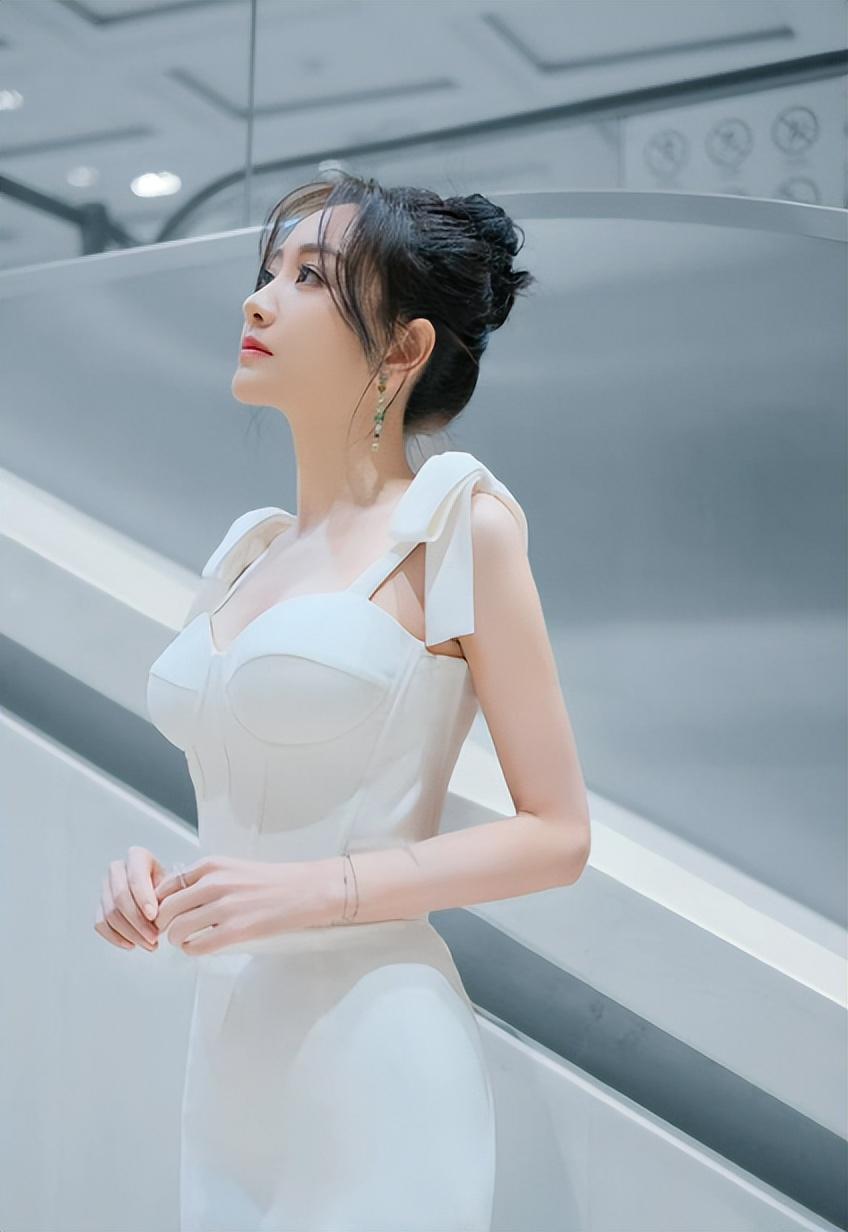 柳岩|内娱女星姿态万千,美丽“冻”人。