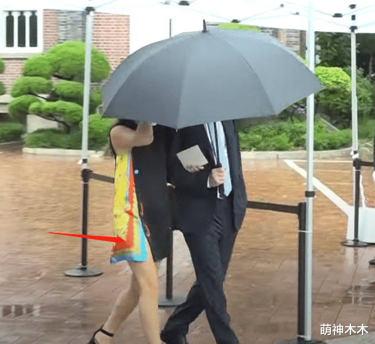 |三星最小继承人罕见露面，穿短裙参加婚礼，韩国网友指责她不礼貌