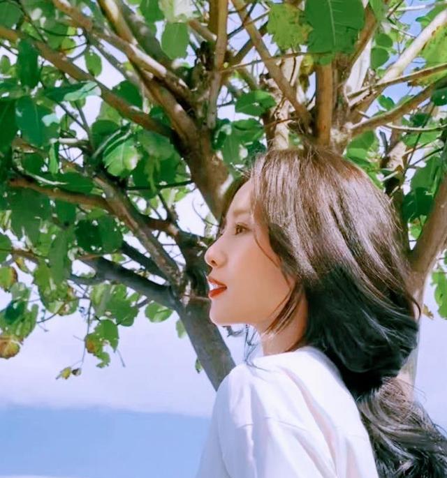 刘诗诗|颜值界两大美女出没大理，刘诗诗十分随性，刘亦菲一照难求