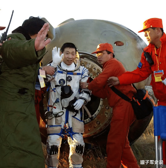 杨利伟在太空听到神秘“敲门声”,11年后才找到真相,还好他机智