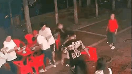 万千网友彻夜不眠牵挂伤者：女孩已破相，脸上脖子上很深的血口子