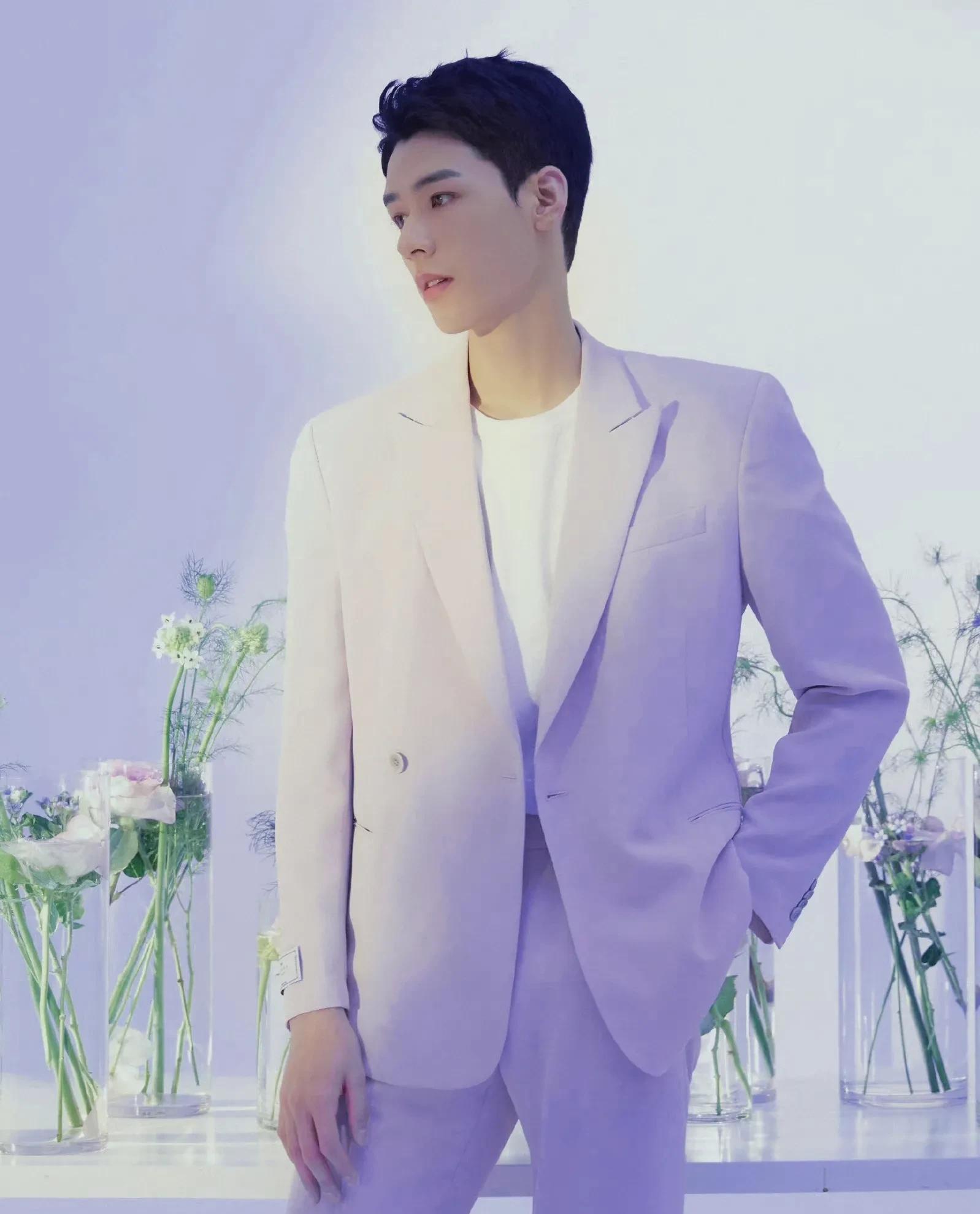 王一博|明星“紫色”西装也能穿出花来，李易峰檀健次惊艳，王一博太温柔