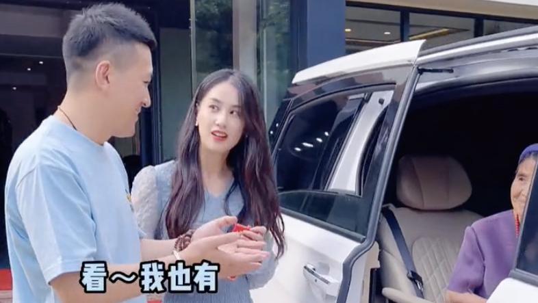 黄圣依|杨子再携黄圣依合体直播，递给对方吃葡萄干，携婆婆拍段子都喊妈