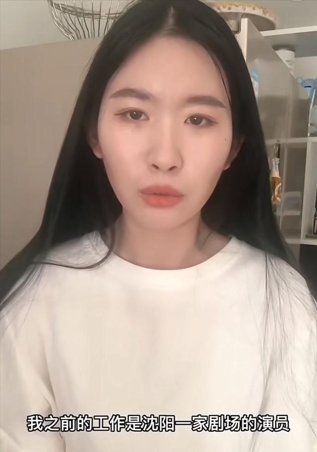 女子接连失业,被诊断出抑郁症,在闺蜜的怂恿下当众唱跳发泄情绪
