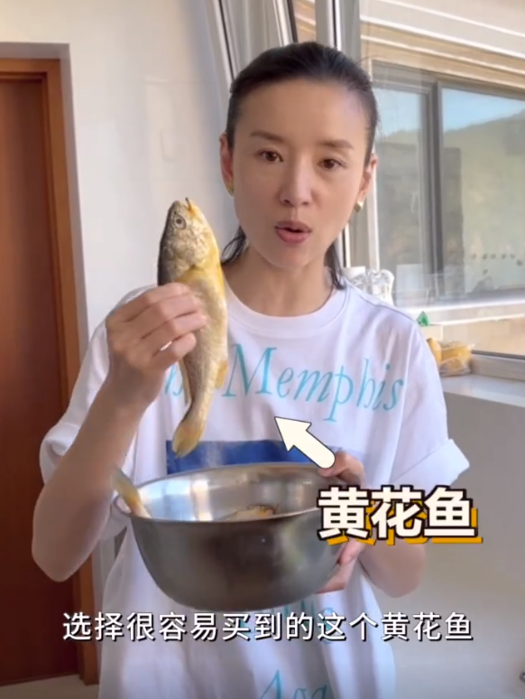 董洁|42岁董洁带儿子回老家！亲自下厨获家人捧场，13岁顶顶长相好帅气