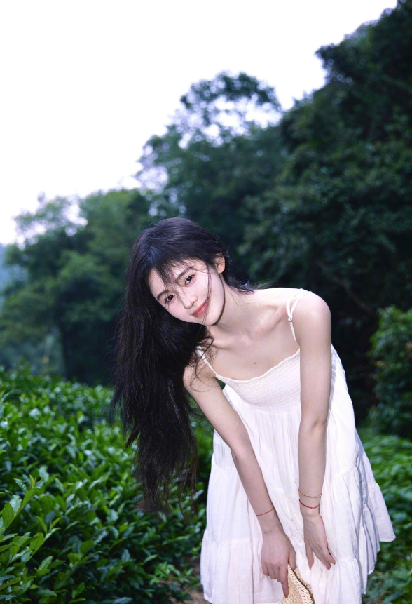 鞠婧祎|鞠婧祎晒白色吊带裙写真，清丽脱俗，发文：新鲜夏天