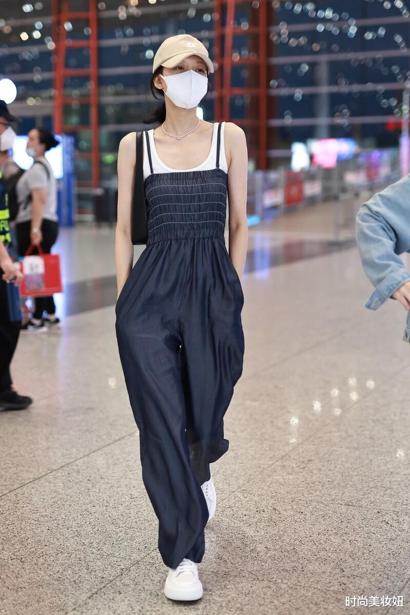 孙怡|孙怡走机场真放得开，穿露脐装手挽经纪人，董子健也不管管