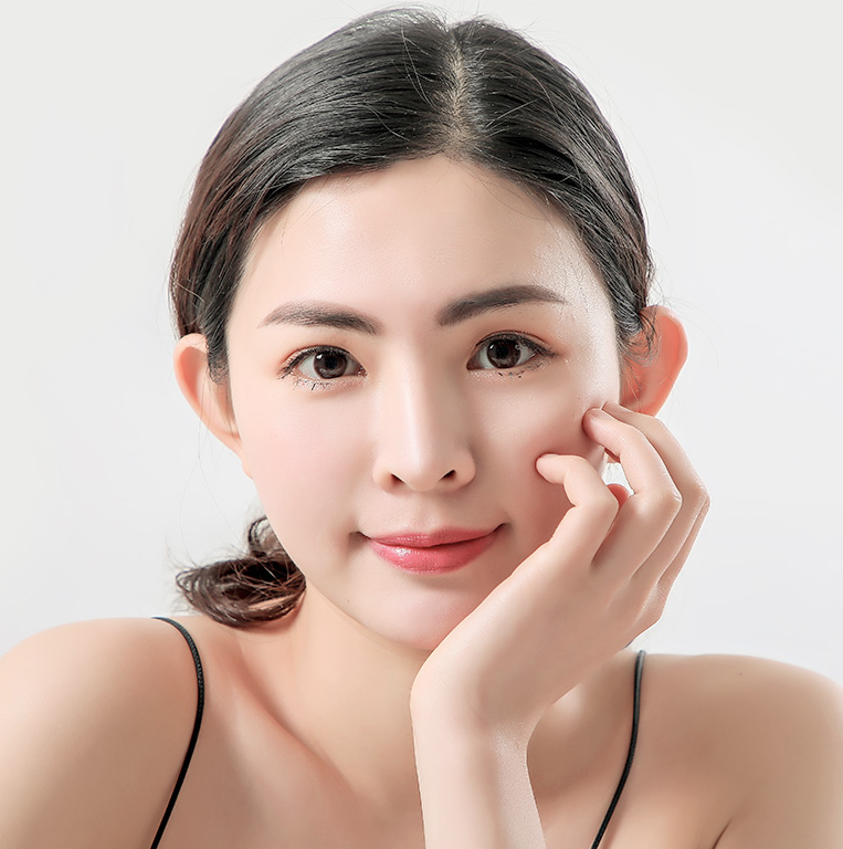 化妆 中老年女人不会化妆没关系，出门前多做这3步，简单提肤色显年轻。